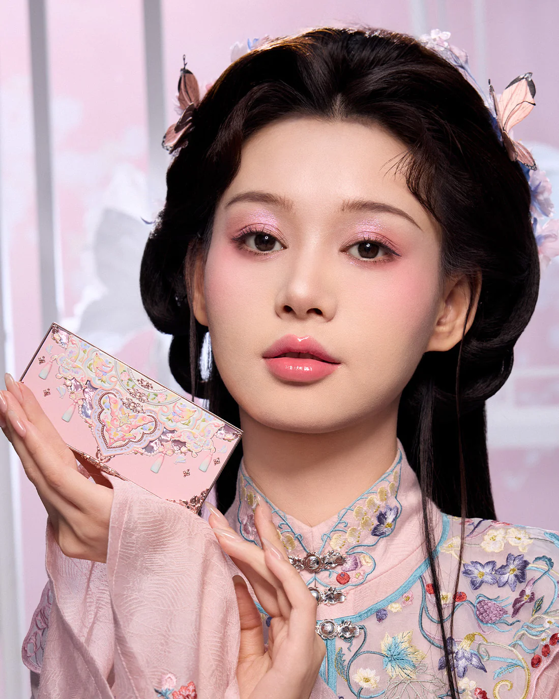 Butterfly Cloud Collar Embossed Six-Color Makeup Palette - Image 13